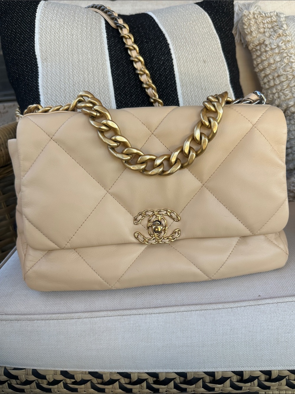 Chanel Large 19 Flap Bag cream Beige Lambskin Mixed Hardware 100% authentic - Picture 1 of 13